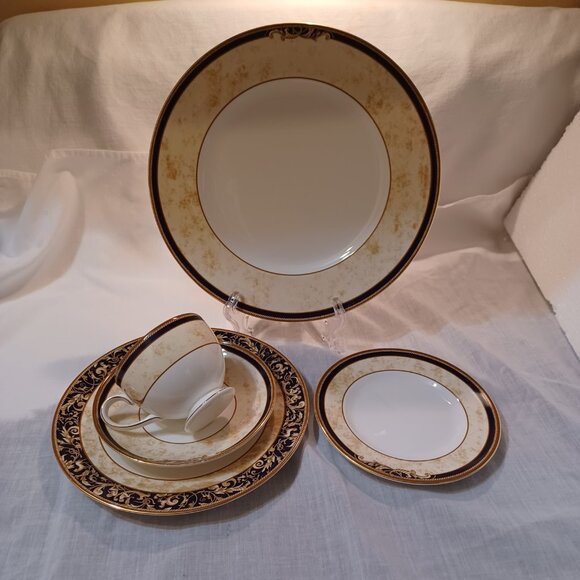WEDGWOOD England CORNUCOPIA 1995 Bone China (Five) 5 PC Place Setting Blue Mark - Picture 5 of 11